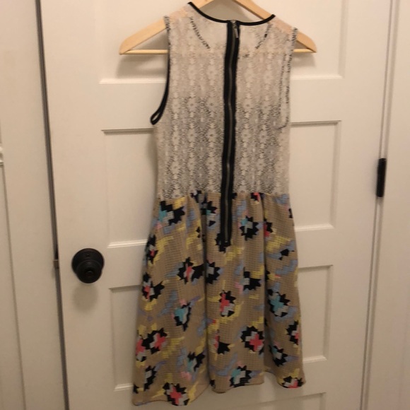 Patterned summer dress with lace neckline and back - Picture 5 of 5